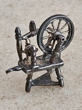 RARE VINTAGE MINI SPINNING MECHANICAL ARTICULATED LOOM YARN WHEEL CHARM PENDANT